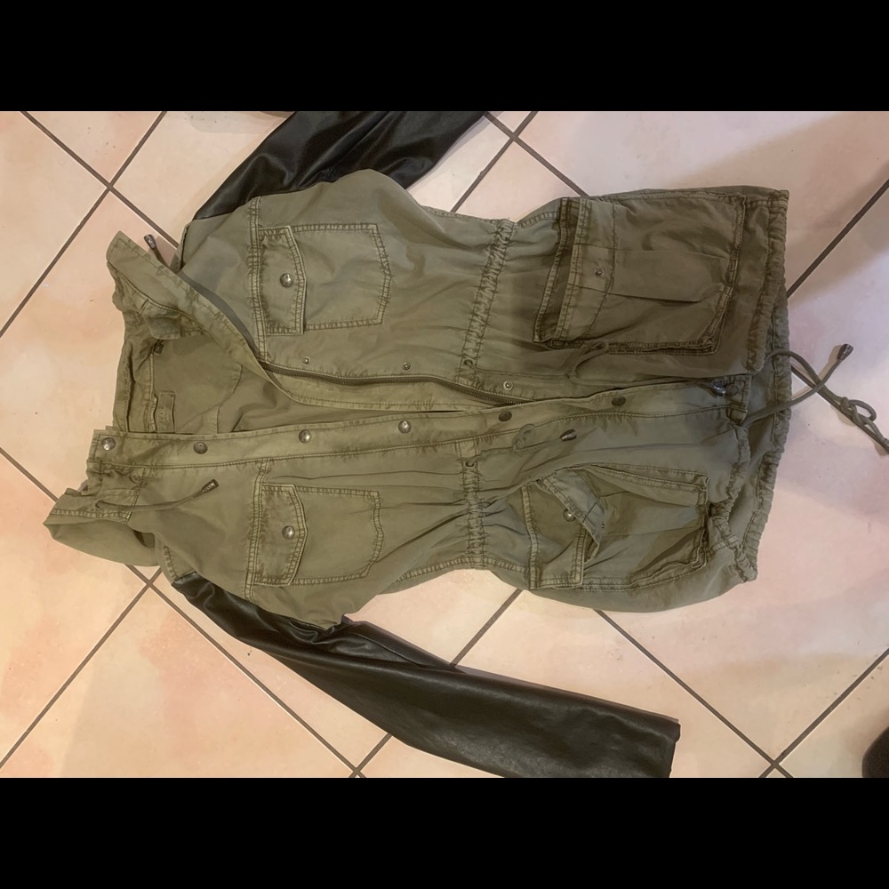 Aritzia S Babaton jacket - fits more like M- BNWOT